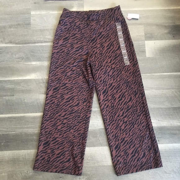 🆕 2 piece crop top & crop pants 🆕 - Picture 2 of 7